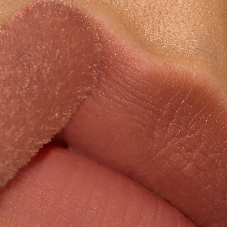 YSL LOVENUDE LIP STAIN
application with applicator for a
perfected blurred finish.